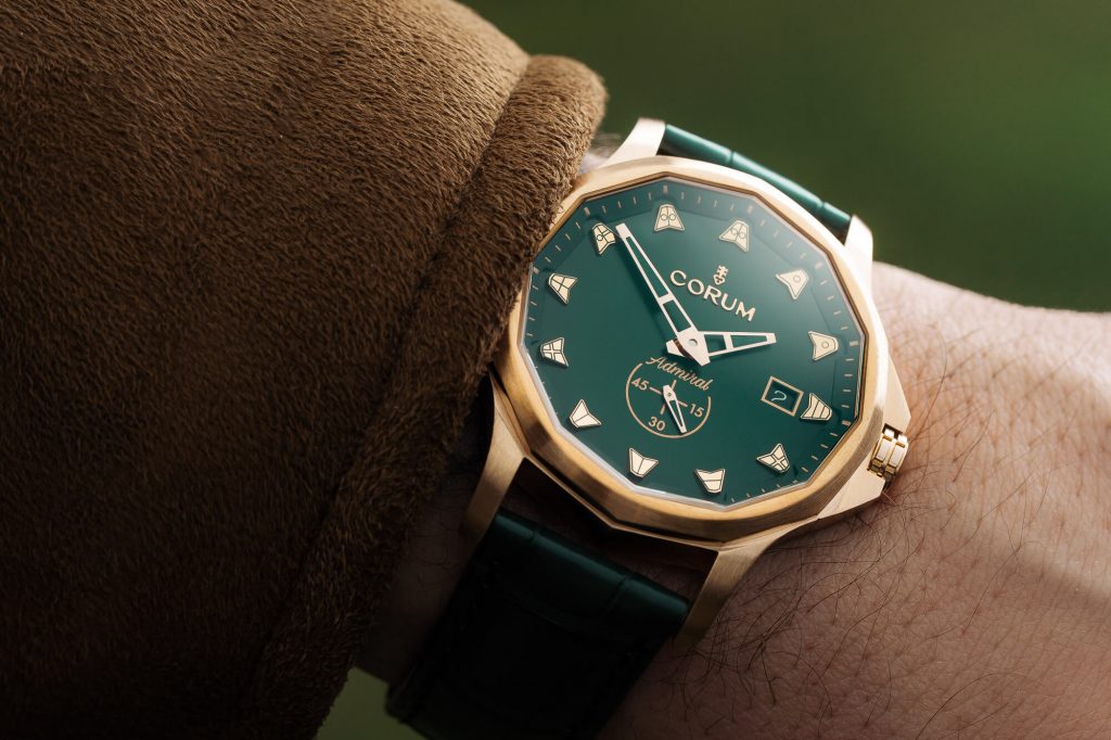 The green tone makes the best copy Corum more dynamic and vintage.