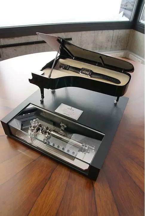 The watch box was customized for Joachim Horsley which looks like a piano.