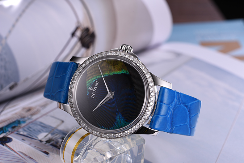 The gray-toned dial sports a distinctive look of mysterious style.