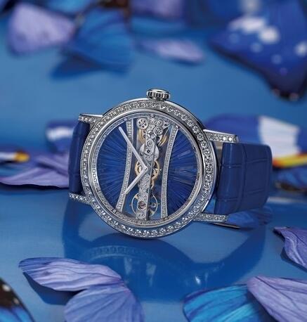 The patented extraordinary movement could be viewed through the transparent sapphire crystal clearly.