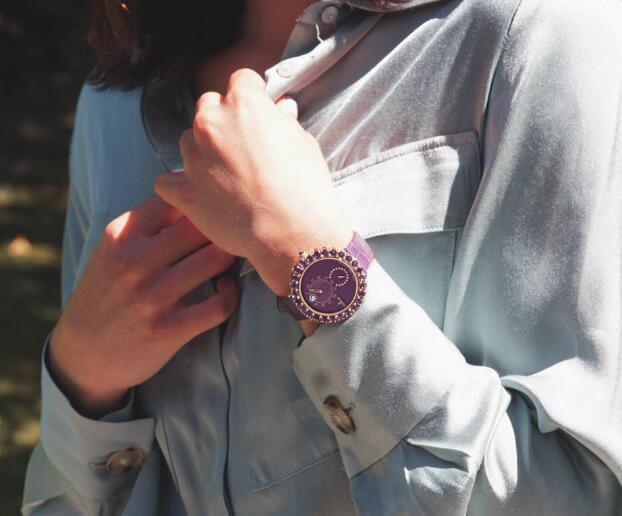 The new Corum with elegant and noble purple tone will enhance the charm of the ladies wearers.