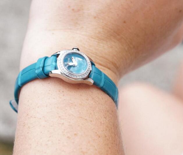 The turquoise leather strap matches the color of the dial and the gemstones paved on the bezel.