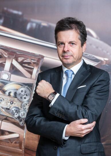 The rectangle Corum Golden Bridge has made Mr Jérôme Biard very gentle and handsome.