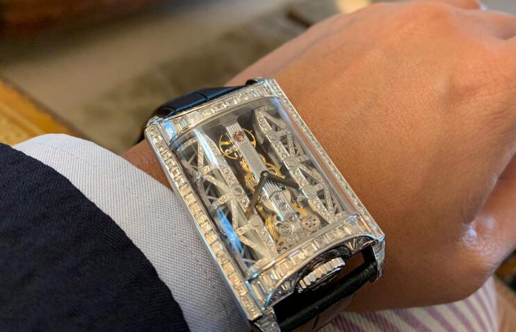 The diamonds paved on the dial and case make the model nobler and more precious.