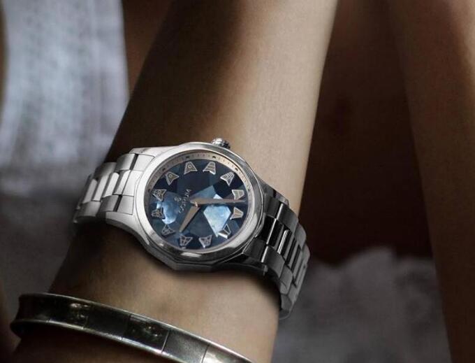 The mother-of-pearl dial looks romantic and mysterious.