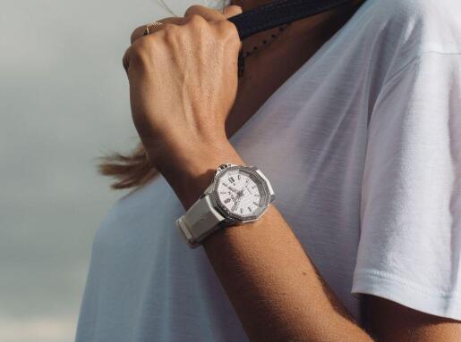 The diamonds paved on the bezel has added the feminine touch to the timepiece.